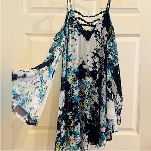 LOVE FIRE  Floral top with open shoulders